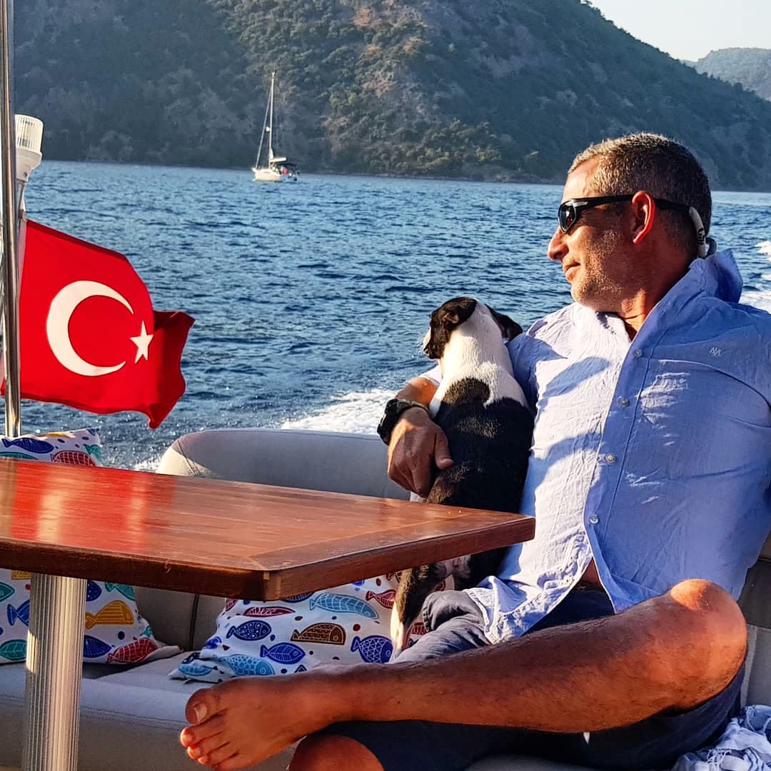 Orçun teknede köpeklerle, deniz manzarası.