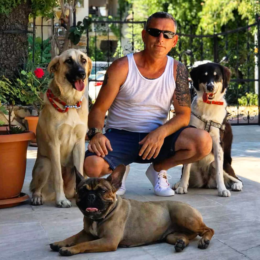 Orçun köpekleriyle birlikte.