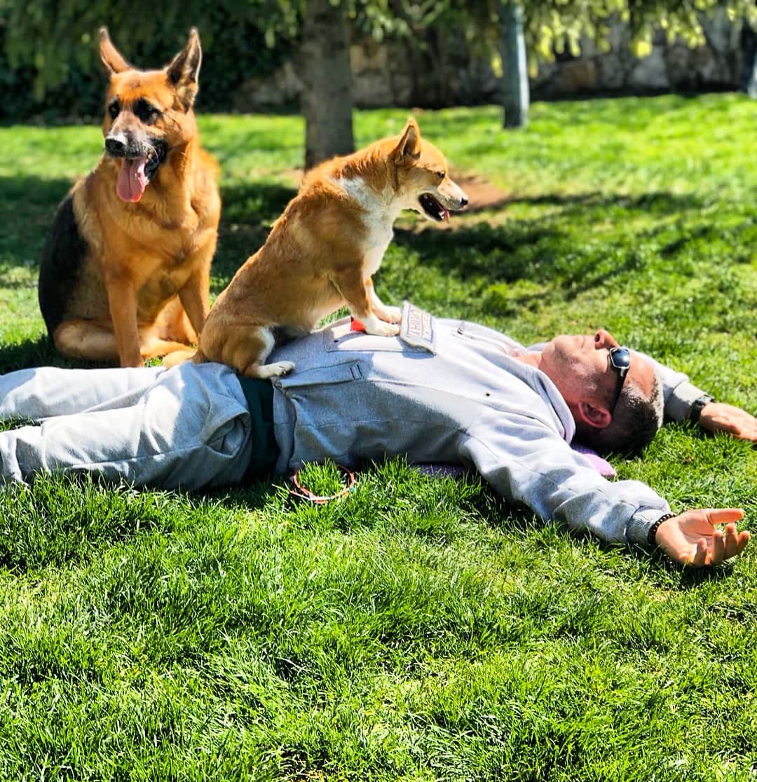 Orçun çimde köpeğiyle, huzurlu bir an.