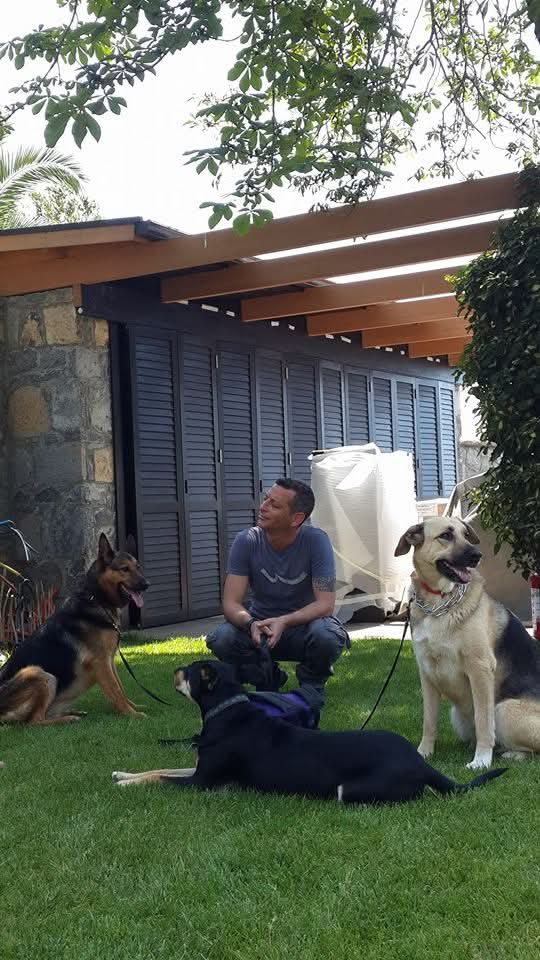Bahçede Alman Çoban köpekleriyle.