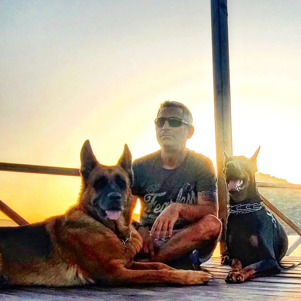 Gün batımında Orçun, Alman Kurdu ve Rottweiler.