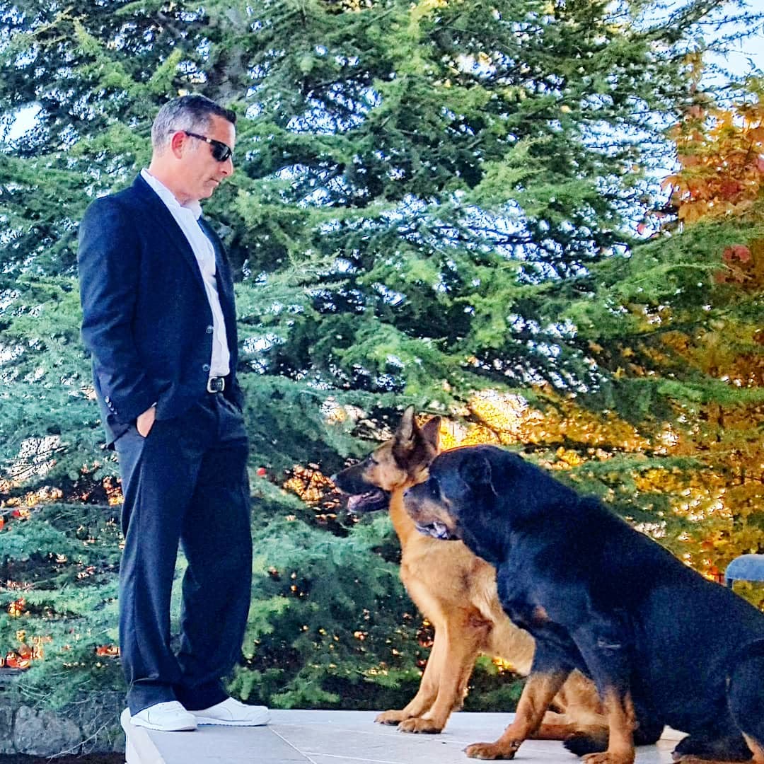 Bugün — Orçun Faraşoğlu bir Alman Kurdu ve Rottweiler ile.