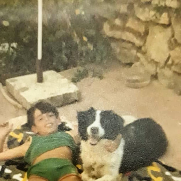 1980'ler — küçük Orçun, siyah-beyaz köpeği Joe ile.